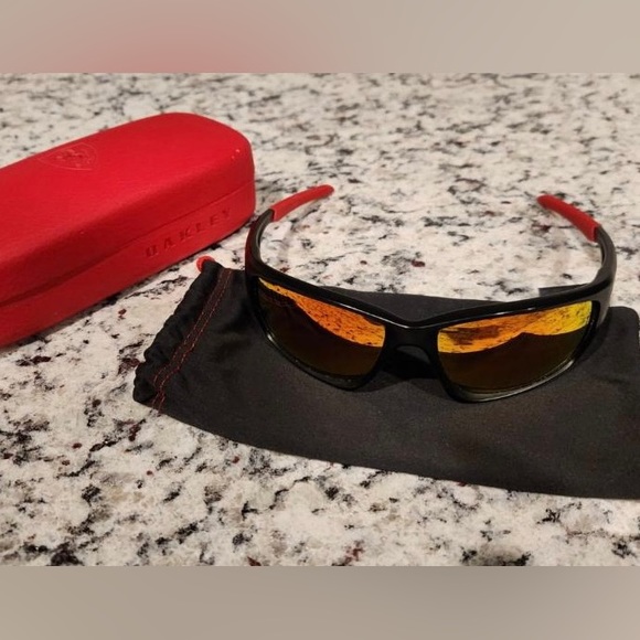 MENS OAKLEY X FERRARI SUNGLASSES! MAKE AN OFFER😎 - Picture 3 of 4